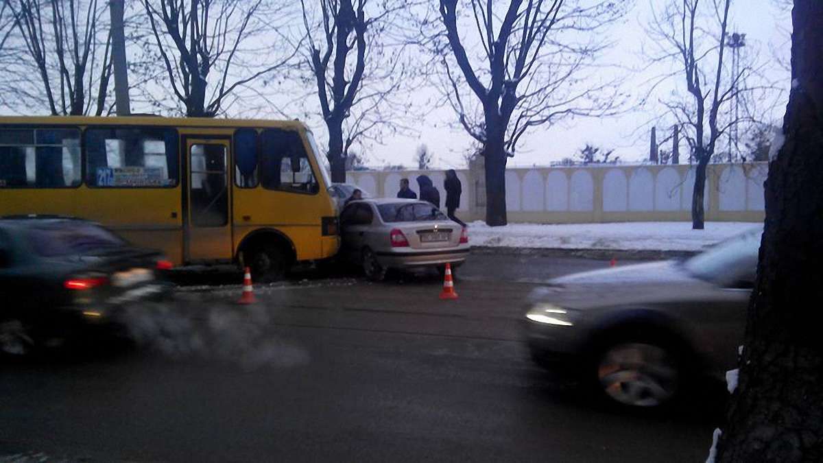 Поблизу Янівського кладовища зіткнулися маршрутка і автомобіль