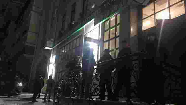 Озброєні чоловіки заблокували центральний офіс УКРОПу