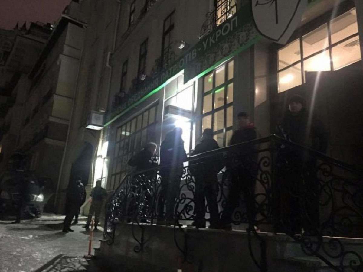 Озброєні чоловіки заблокували центральний офіс УКРОПу