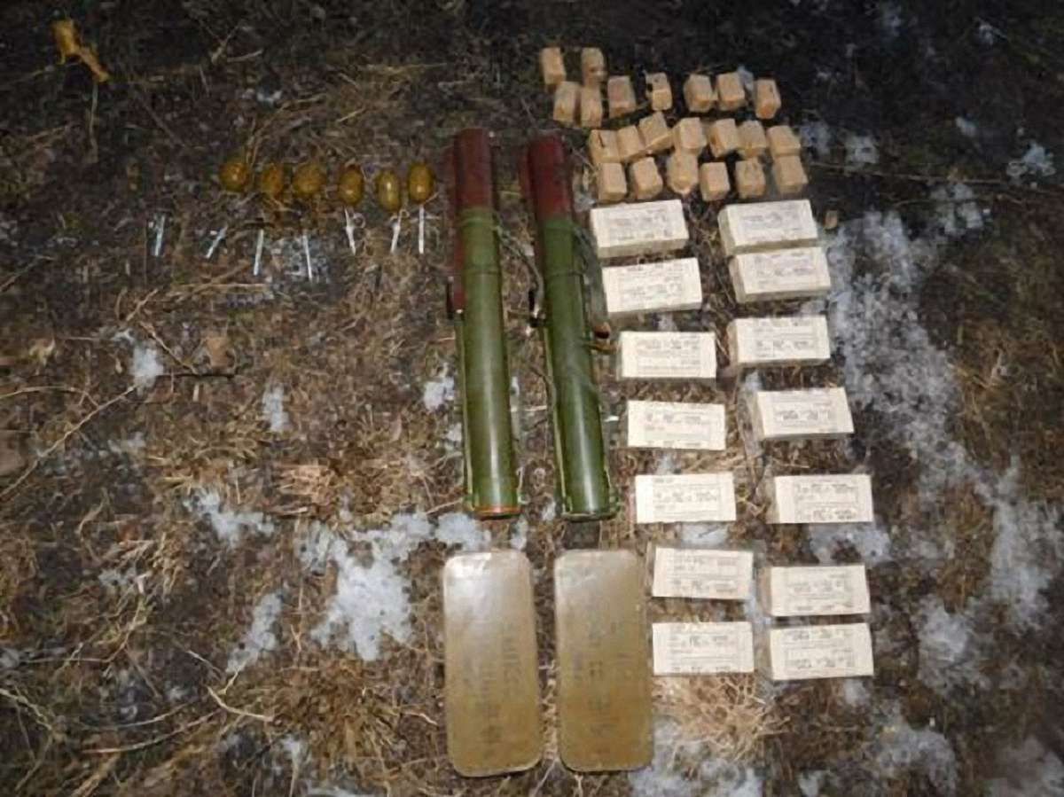 На Донеччині знайшли гранатомети і боєприпаси у покинутій будівлі