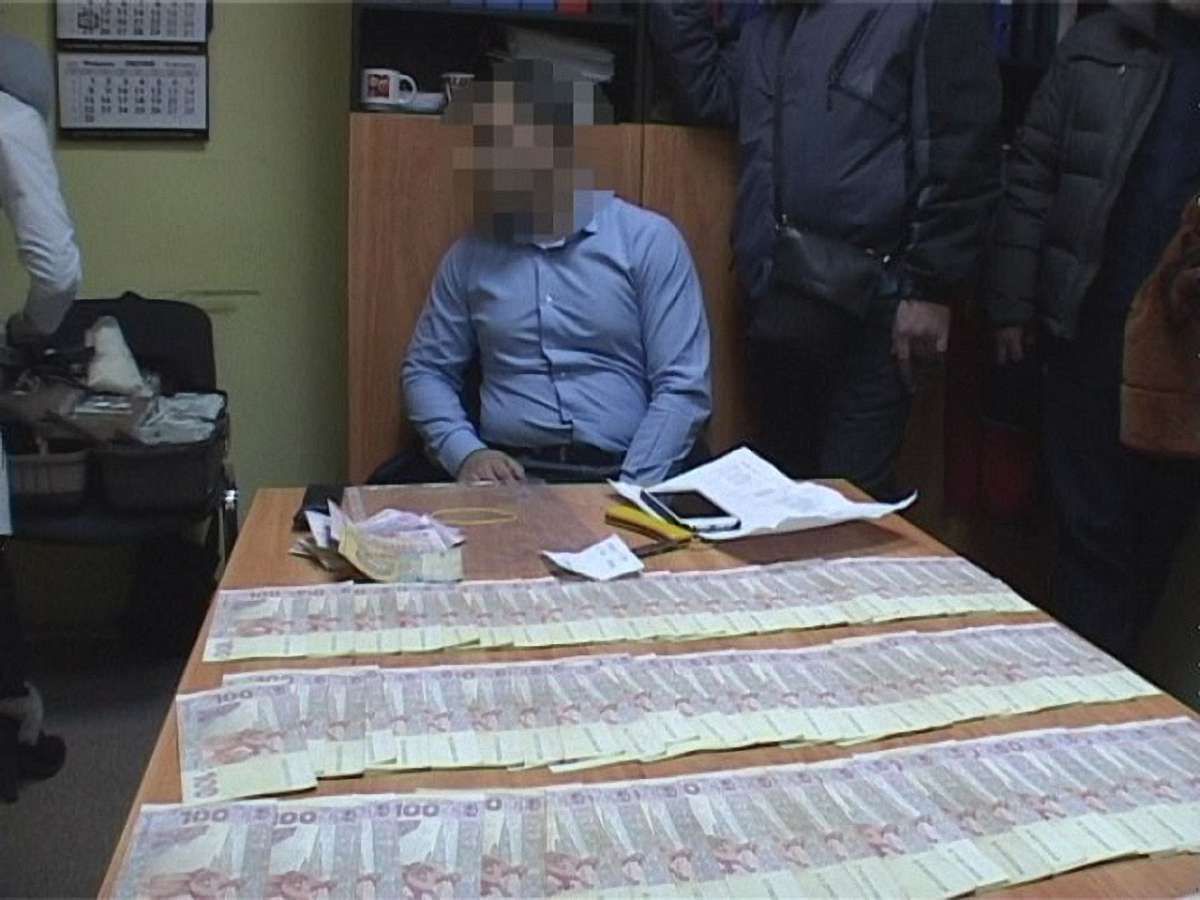 У Дніпропетровську спіймали на хабарі чотирьох митників