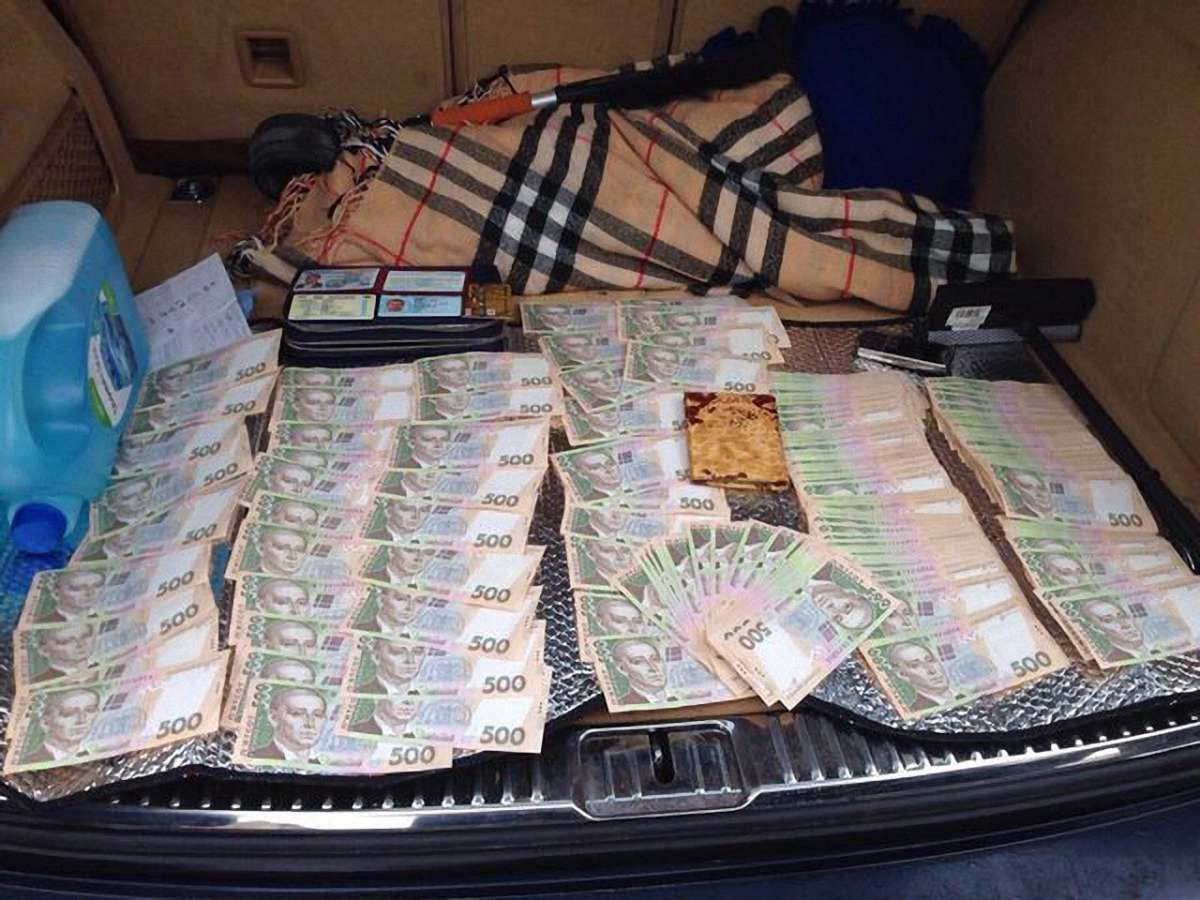 Трьох податківців узяли під варту за вимагання хабара у 3,8 млн грн
