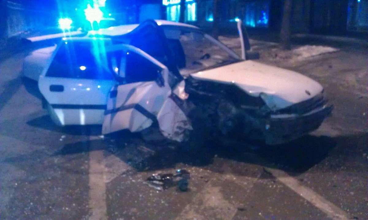 На вул. Сахарова у Львові автівка врізалась у дерево