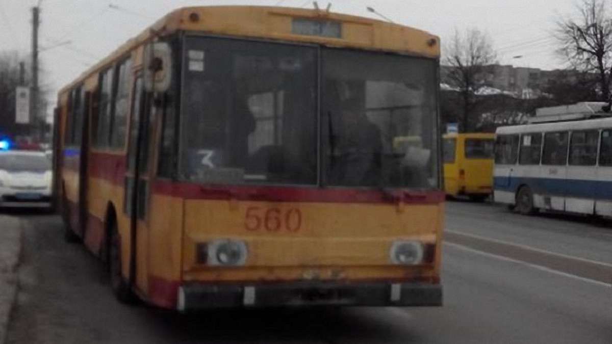 У Львові струмоприймач тролейбуса розбив лобове скло в маршрутці
