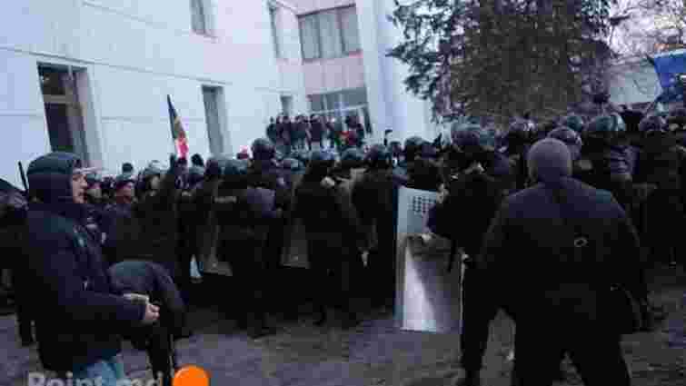 У Кишиневі демонстранти увірвалися в будівлю парламенту