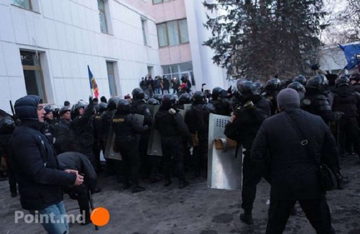 У Кишиневі демонстранти увірвалися в будівлю парламенту