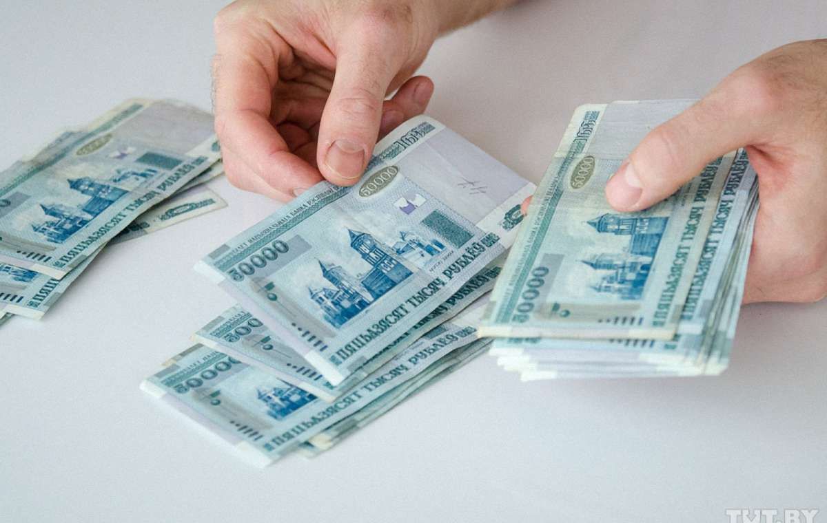 Російський рубль обвалився на початку торгів