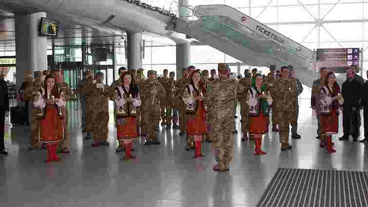 В українських аеропортах на честь «кіборгів» грали оркестри