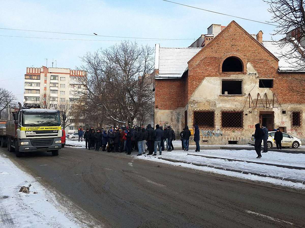 Мешканці вул. Варшавської у Львові не пустили техніку на будмайданчик ЖК «Оранж»