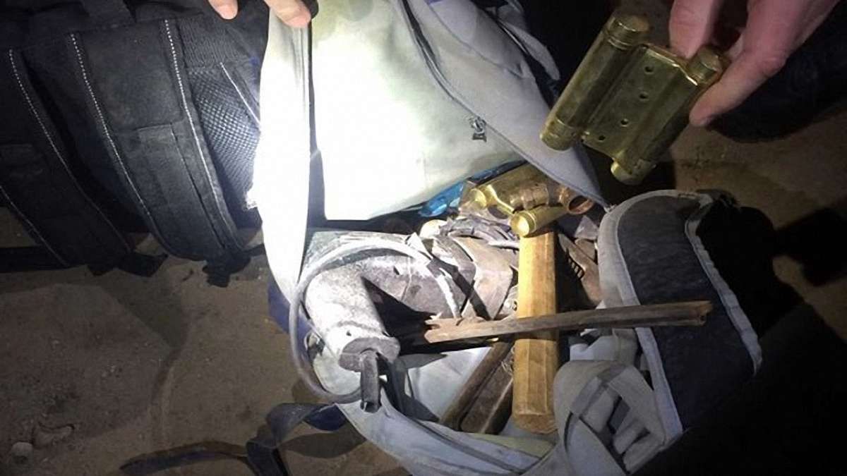 Поліція «на  гарячому» затримала двох крадіїв у підвалі будинку у Львові