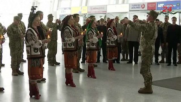 У львівському аеропорту влаштували флеш-моб у пам'ять про кіборгів