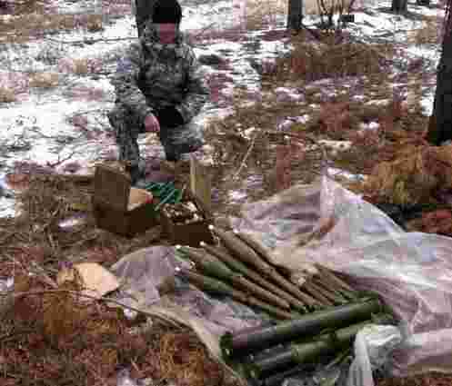 На Луганщині виявили схованку з гранатометами і гранатами