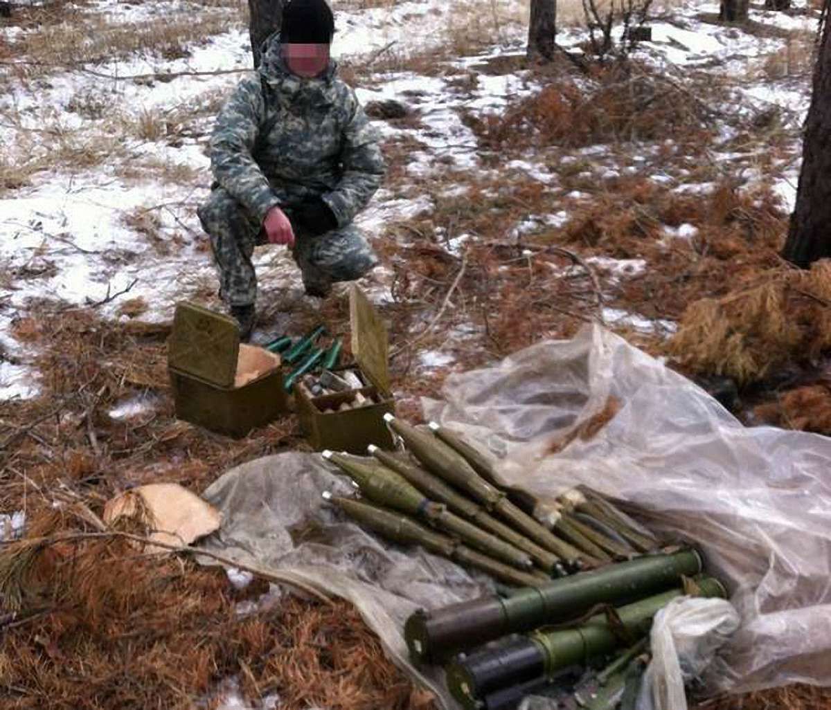 На Луганщині виявили схованку з гранатометами і гранатами