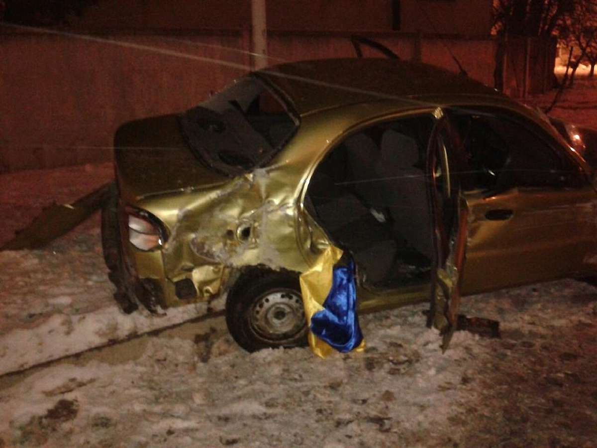 У Львові авто врізалося у стіну: двоє людей госпіталізовані