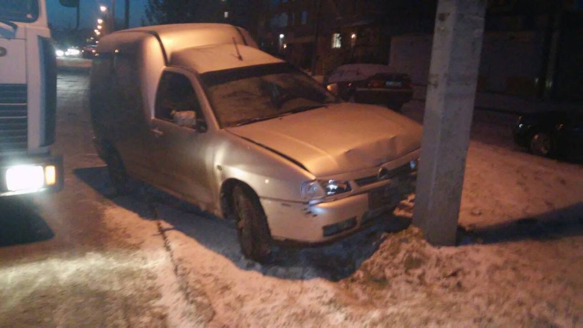 У Львові водій врізався у стовп і залишив машину на місці ДТП