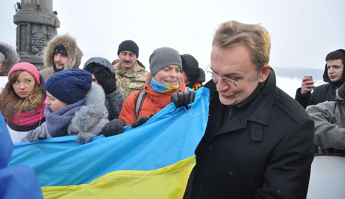 Садовий з дружиною приєднався до «живого ланцюга Соборності» в Києві