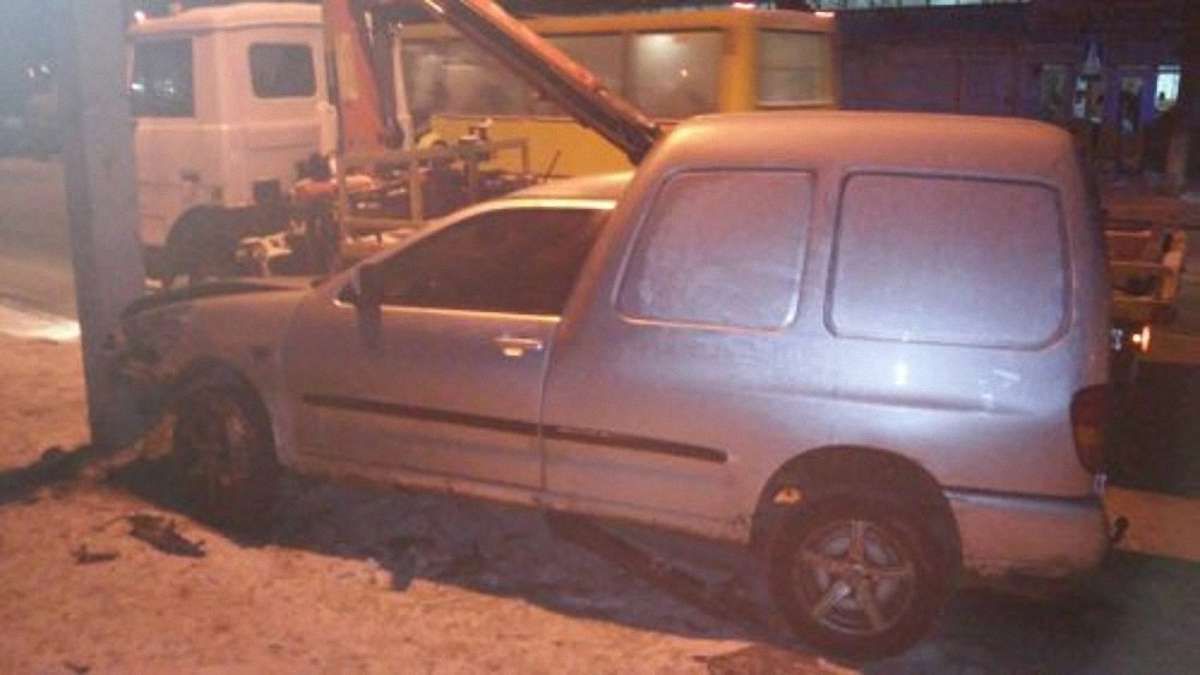 Водій-втікач, що врізався в стовп у Львові, сам здався поліцейським