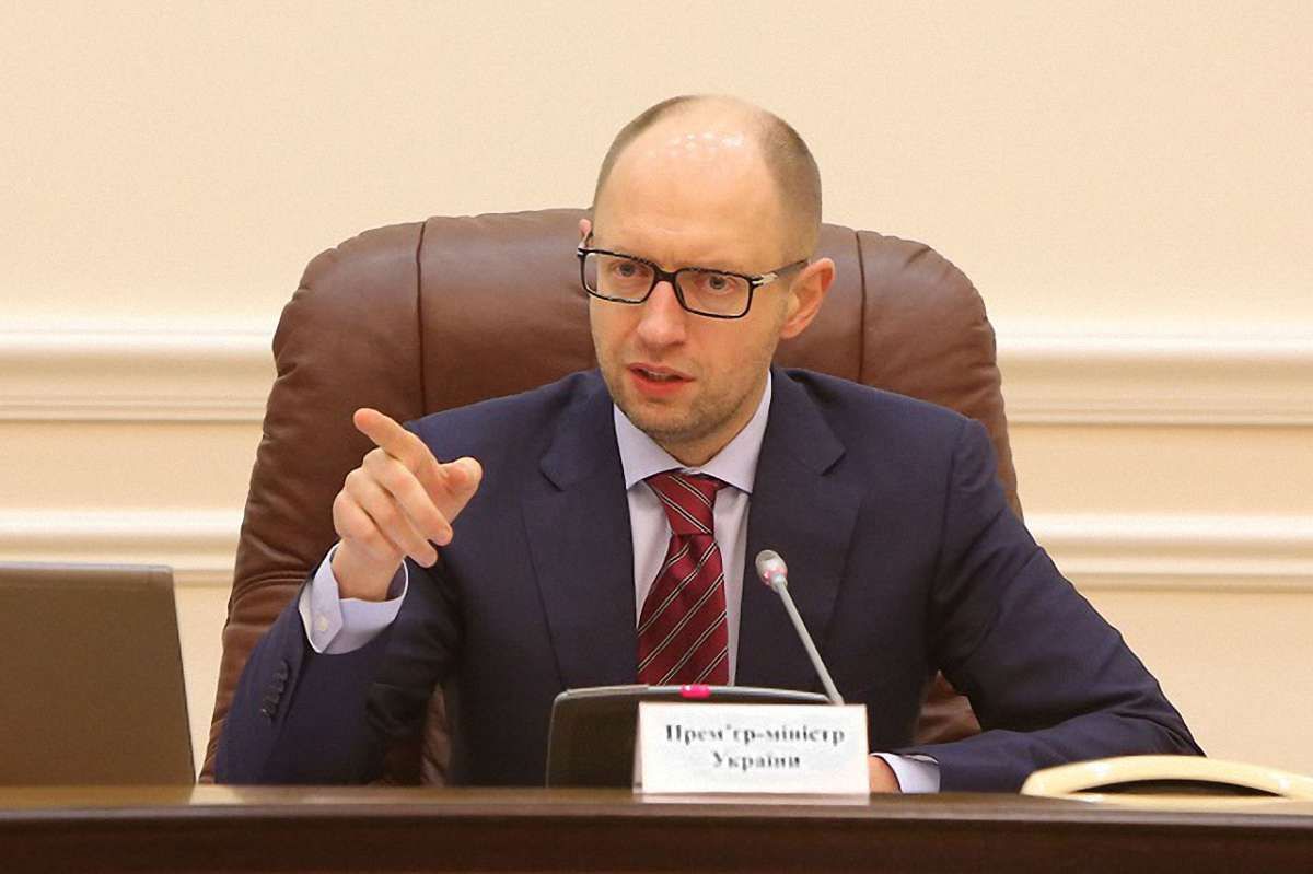 Яценюк запідозрив змову між мережами АЗС