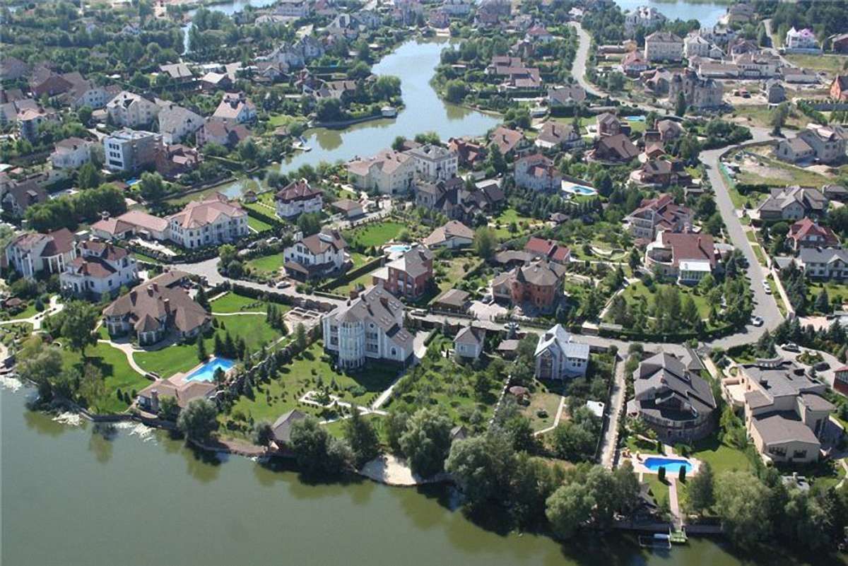 У Конча-Заспі люди спалили паркан екс-регіонала