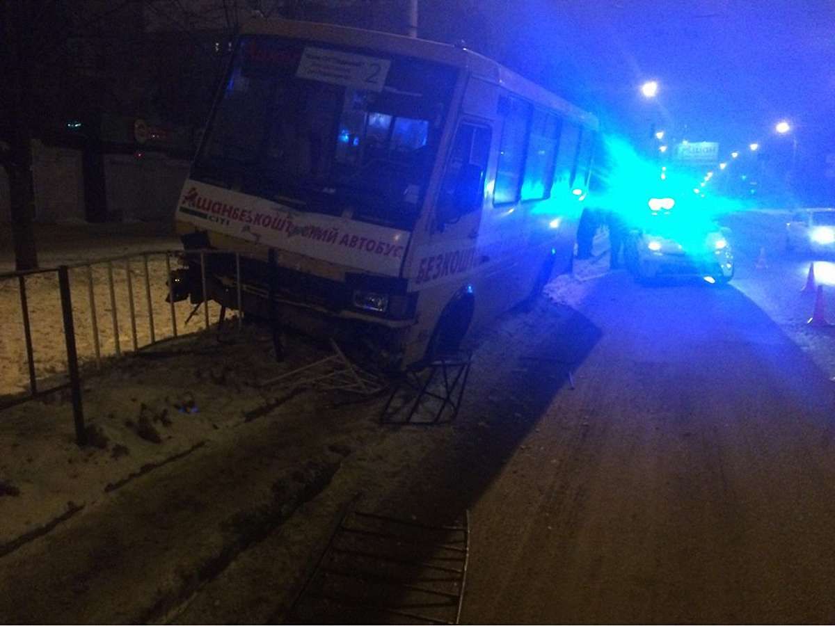 У Львові автобус з пасажирами врізався в огорожу