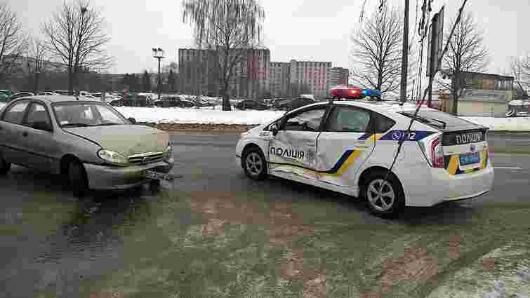 У Львові автомобіль патрульної поліції зіткнувся з легковиком