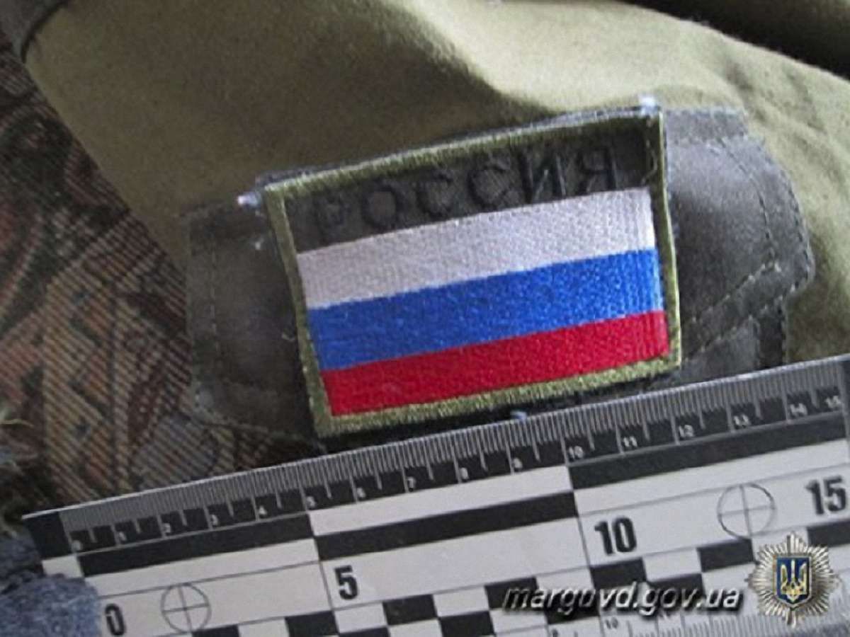 У Маріуполі знайшли схованку зі зброєю і російською військовою формою