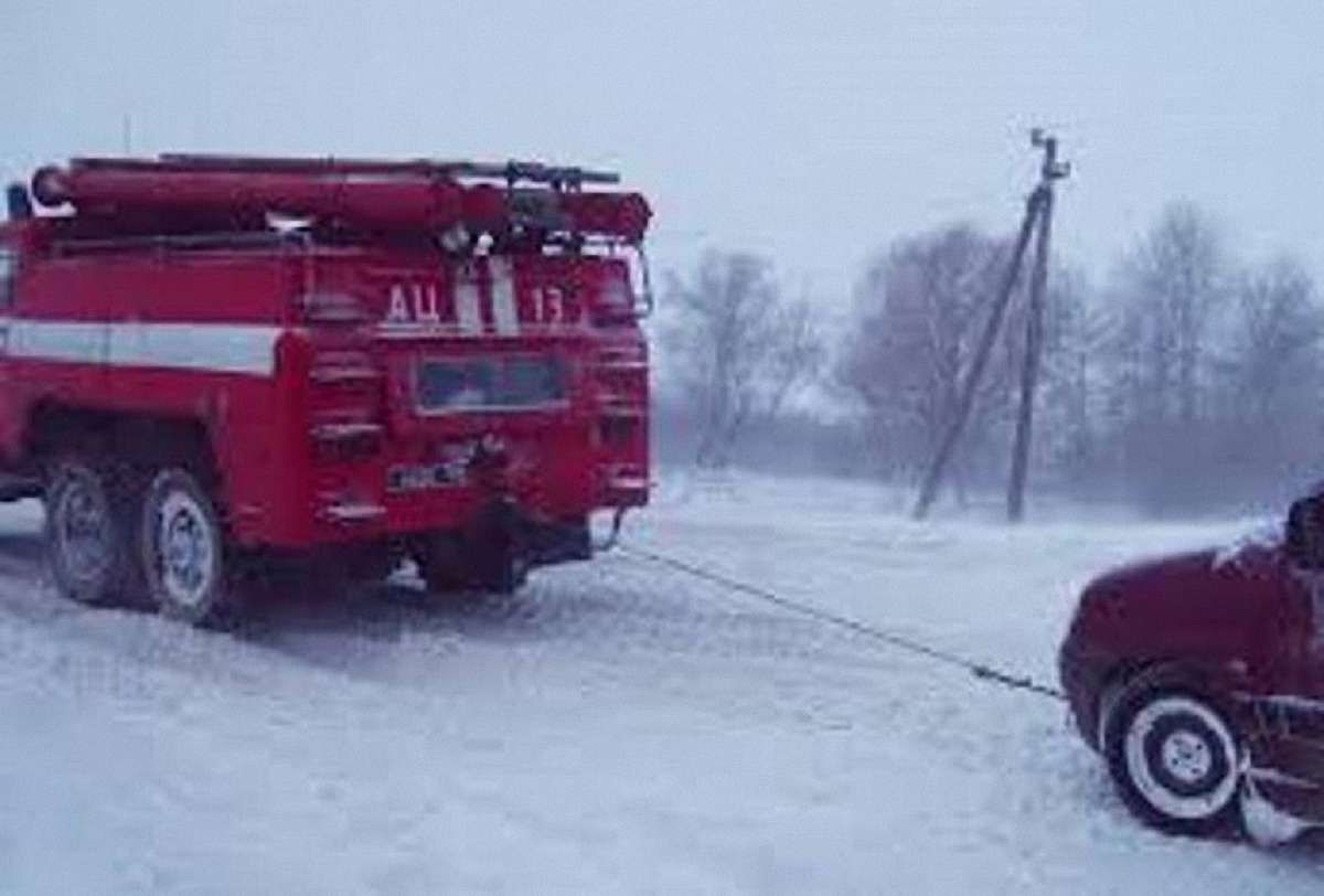 На Львівщині автомобіль злетів у кювет