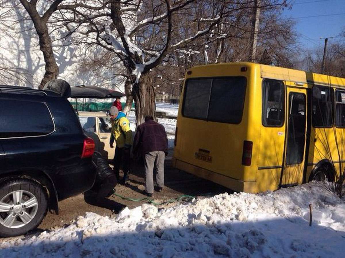 Олімпійський чемпіон з боксу допоміг витягнути маршрутку зі снігового замету