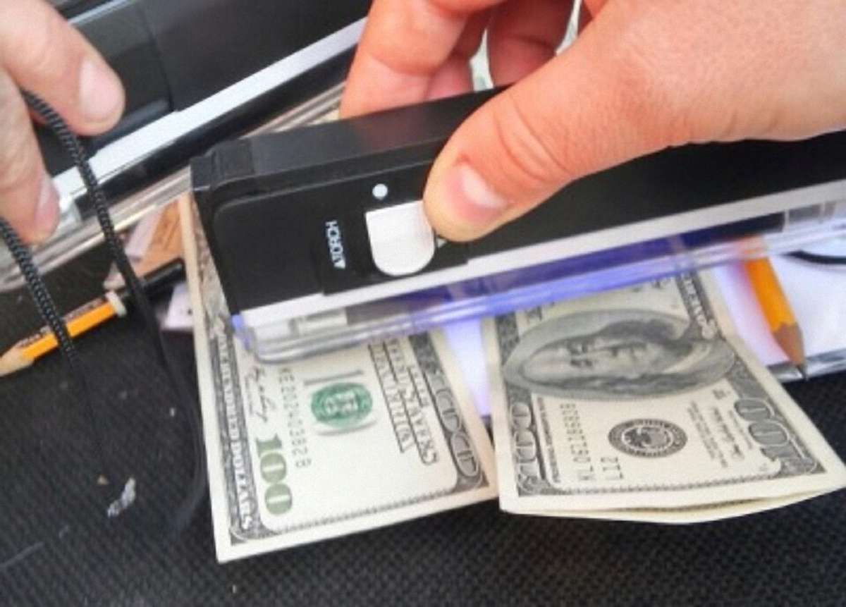 Посадовця Личаківського цвинтаря у Львові затримали на хабарі у $300