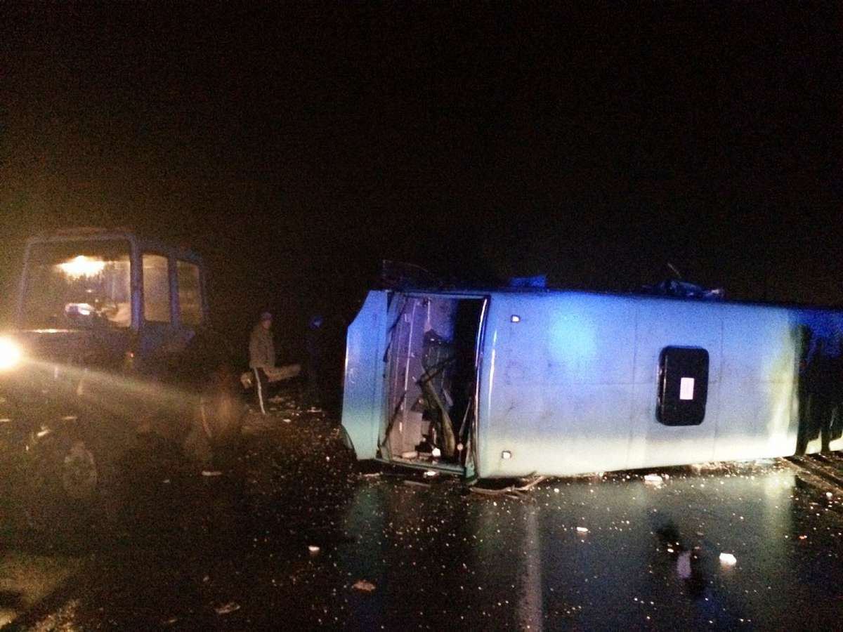 На Рівненщині маршрутка врізалася у трактор, травмувалися 5 людей