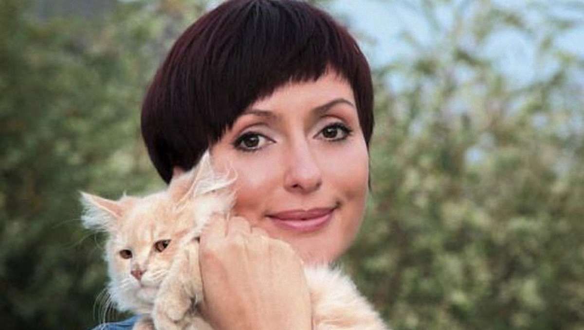 Поліція оштрафувала дружину Яценюка за телефонну розмову за кермом
