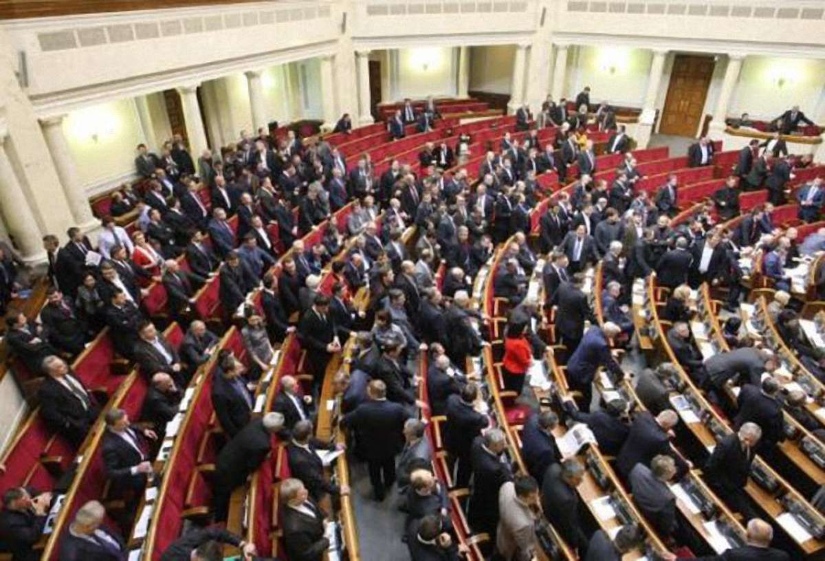 Верховна Рада змінила регламент, щоб відкласти голосування за децентралізацію