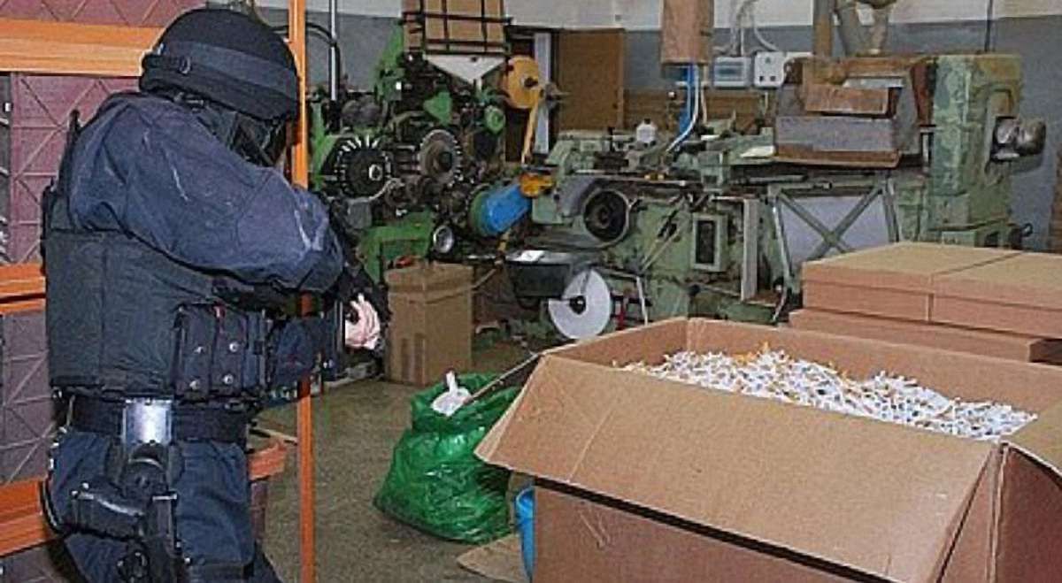 На нелегальній тютюновій фабриці у Польщі поліція затримала 58 українців