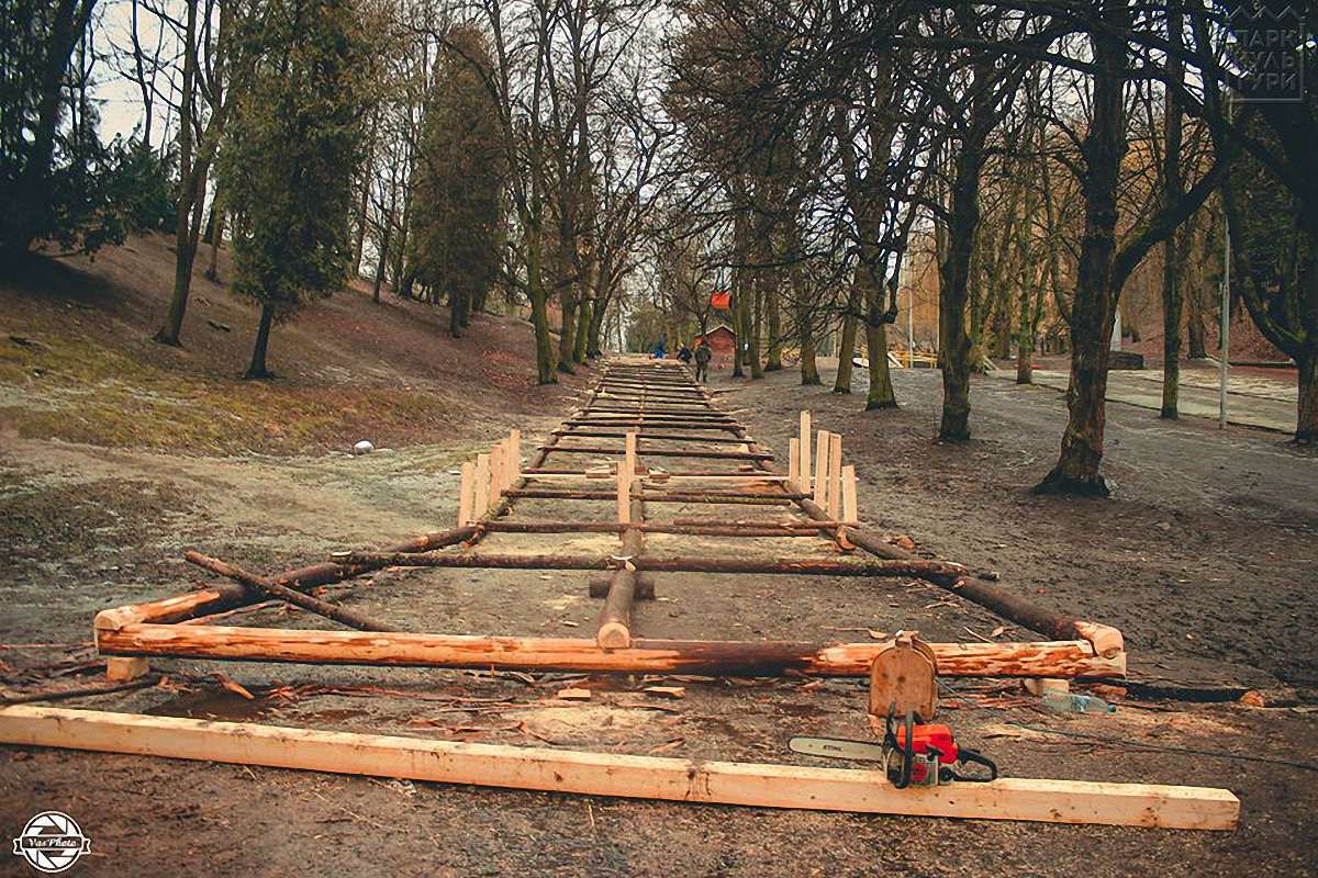 У Парку культури встановили першу у Львові гірку для надувних санчат