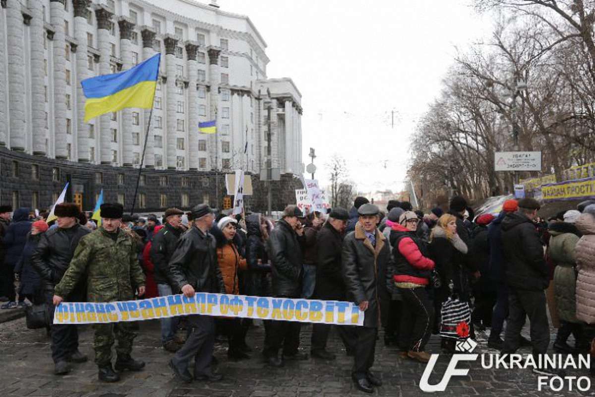 Біля Верховної Ради сотні людей мітингують на підтримку профтехосвіти