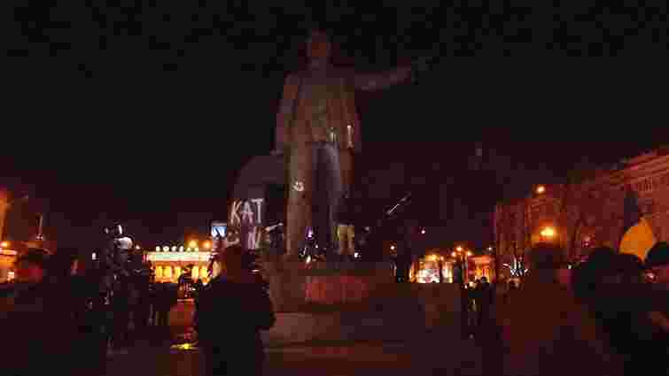 У Дніпропетровську повалили пам'ятник одному з організаторів Голодомору