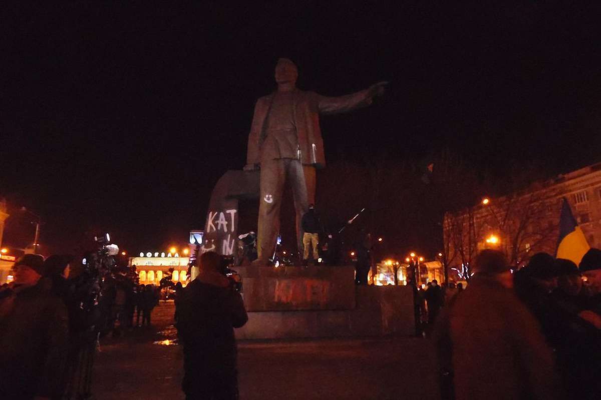 У Дніпропетровську повалили пам'ятник одному з організаторів Голодомору