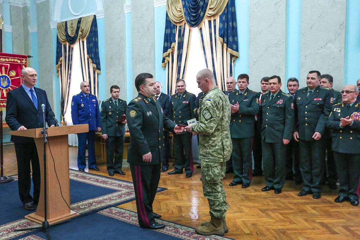 Полторак з нагоди Дня пам'яті Героїв Крут нагородив молодих воїнів АТО