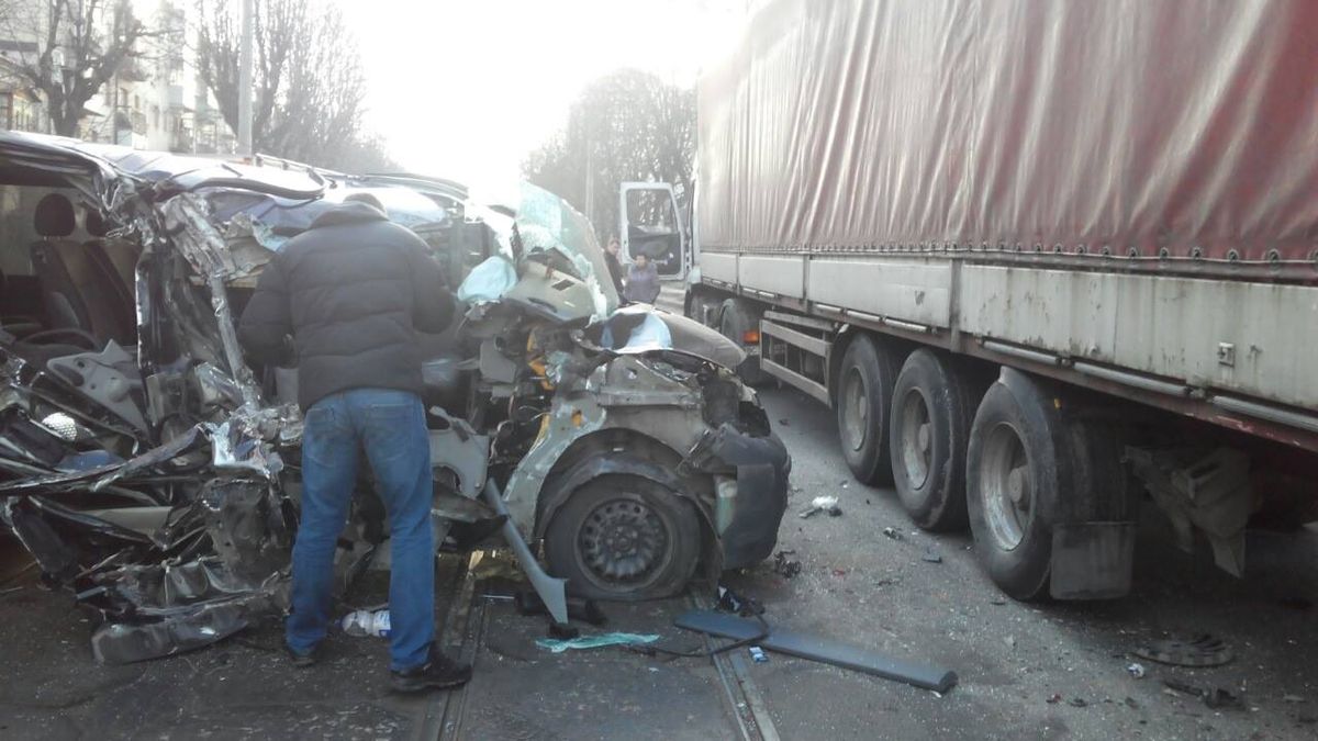 У Львові в масштабній ДТП зіштовхнулись мікроавтобус та вантажівка