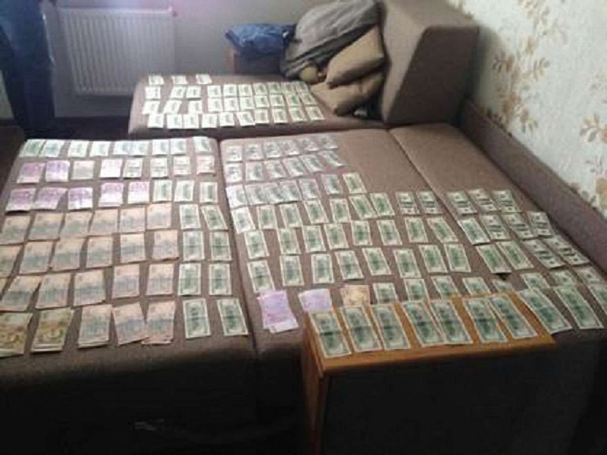 У Києві на хабарі у ₴100тис. спіймали посадовця Державної міграційної служби