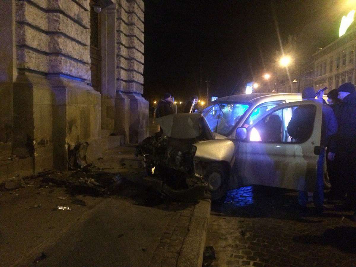 У центрі Львова автомобіль врізався у Оперний театр