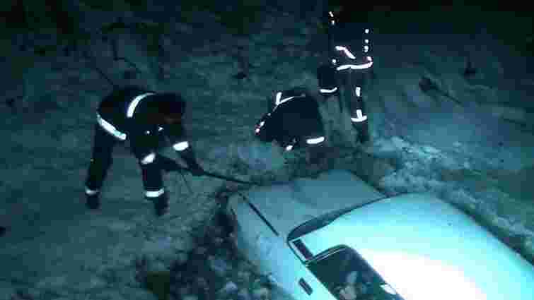 У Харкові рятувальники витягли з річки автомобіль з мертвим водієм
