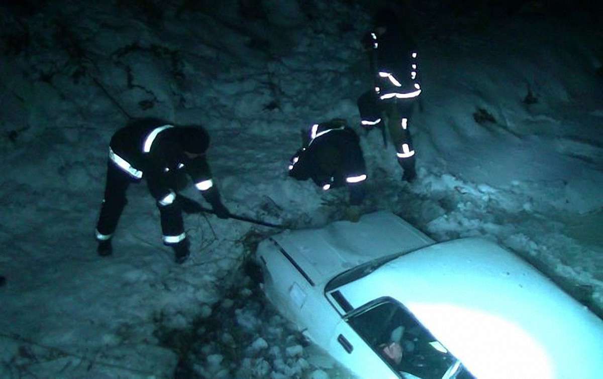 У Харкові рятувальники витягли з річки автомобіль з мертвим водієм