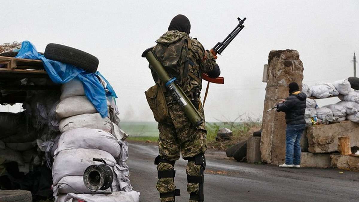 На Донеччині бойовики з мінометів обстріляли автомобіль медиків-волонтерів