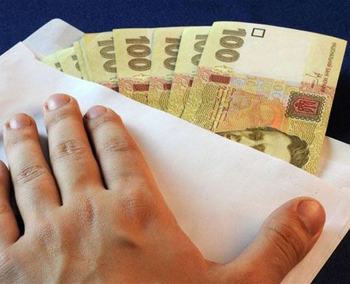 На Закарпатті затримали митника, який взяв хабар за вивезення цигарок в Угорщину