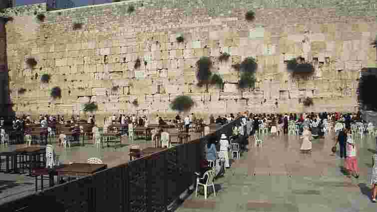 Уряд Ізраїлю дозволив жінкам молитись поруч із чоловіками біля Стіни плачу