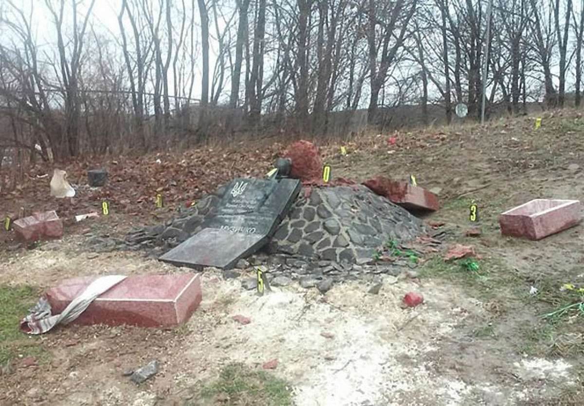 Поліція встановила, що пам’ятну стелу Сашку Білому на Рівненщині підірвали