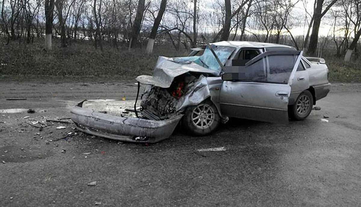 На Тернопільщині автомобіль на великій швидкості врізався у дорожній коток