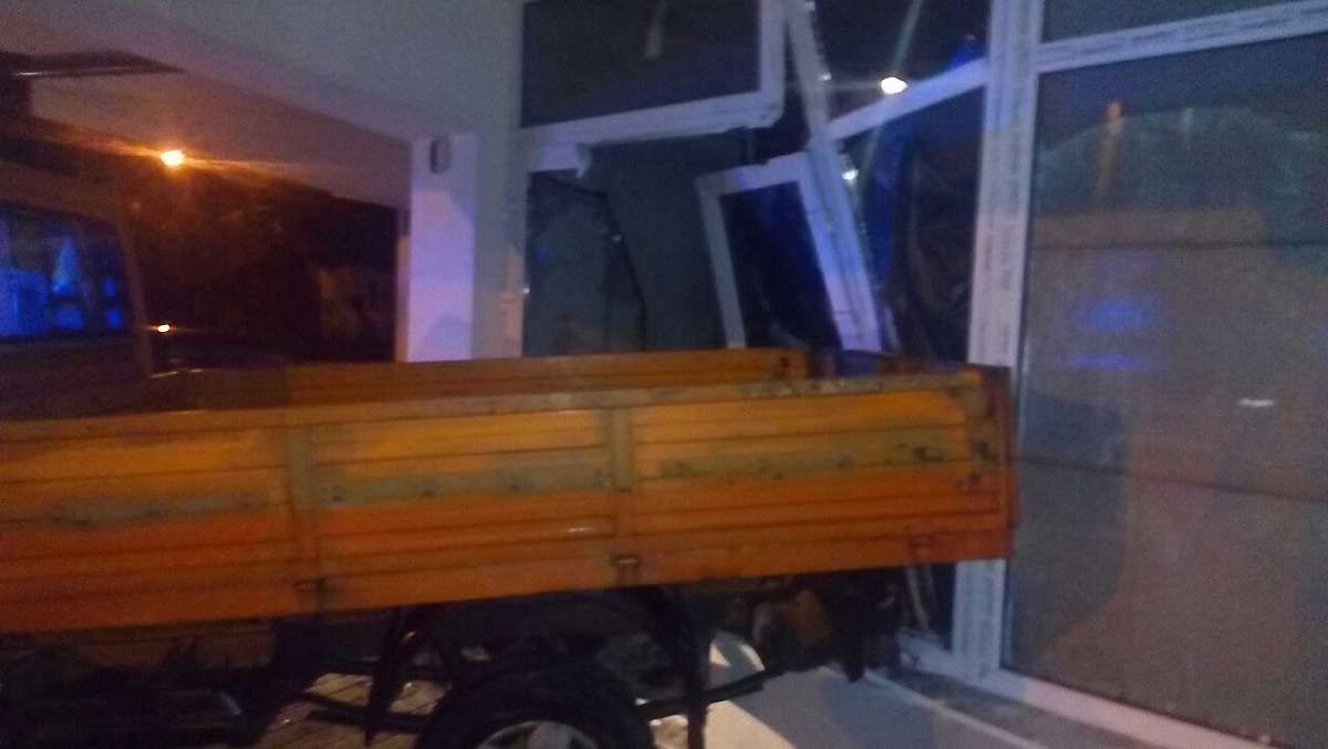 У Львові автомобіль влетів у приміщення банку