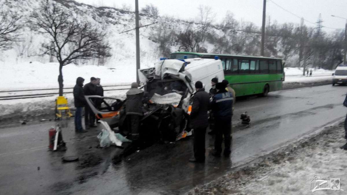В Харкові після зіткнення «швидкої» з маршруткою помер чотирирічний хлопчик